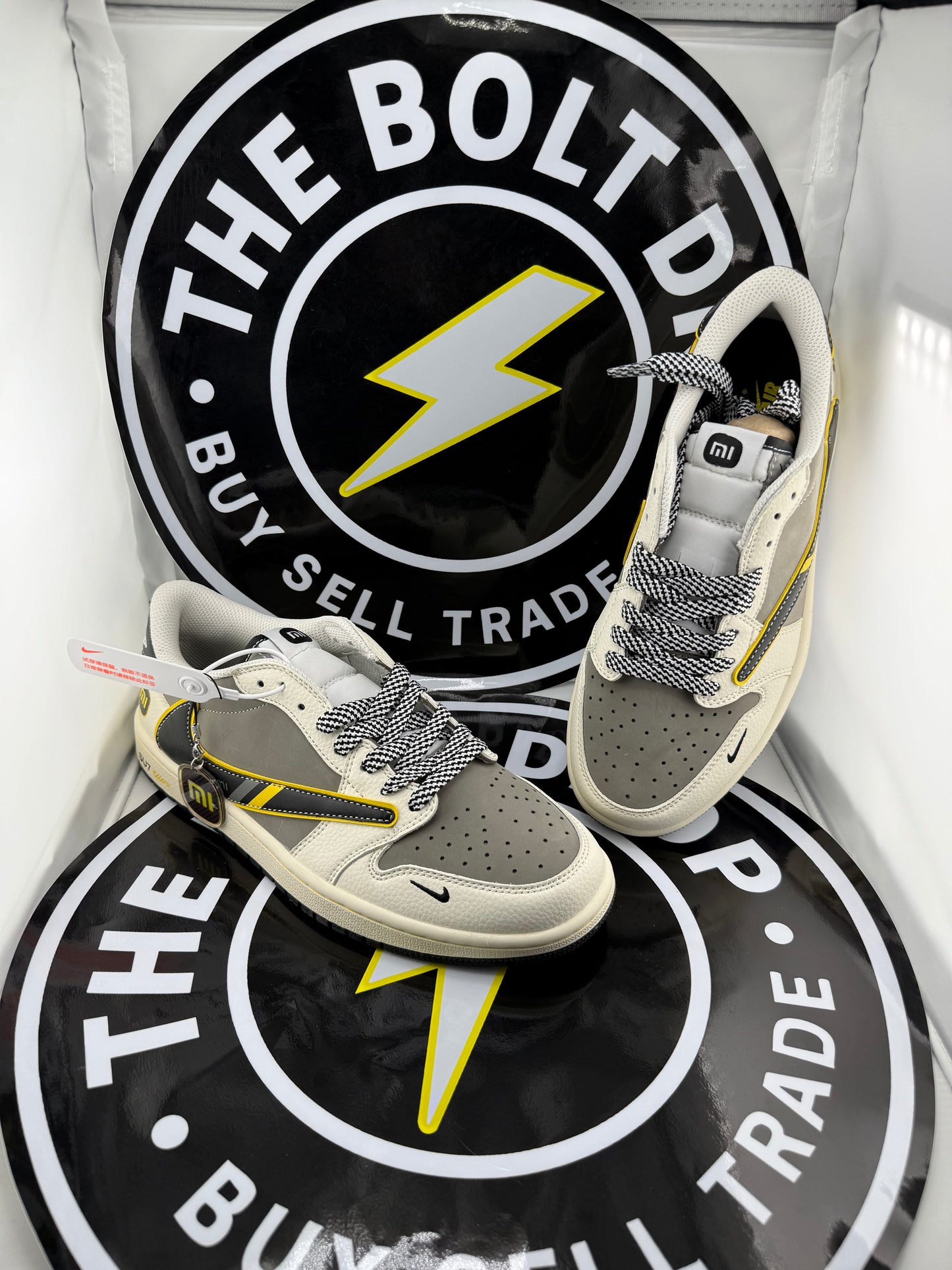 UA Jordan 1 Low - Travis Scott Xiaomi SU7 Ultra - Size 10.5M / 12W