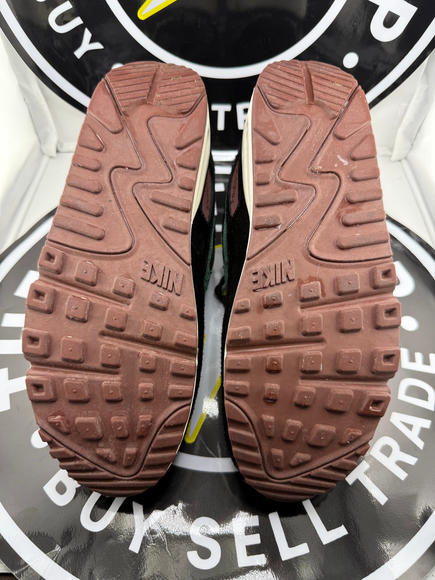 Nike Air Max 90 - Siempre Familia - Size 8.5M / 10W