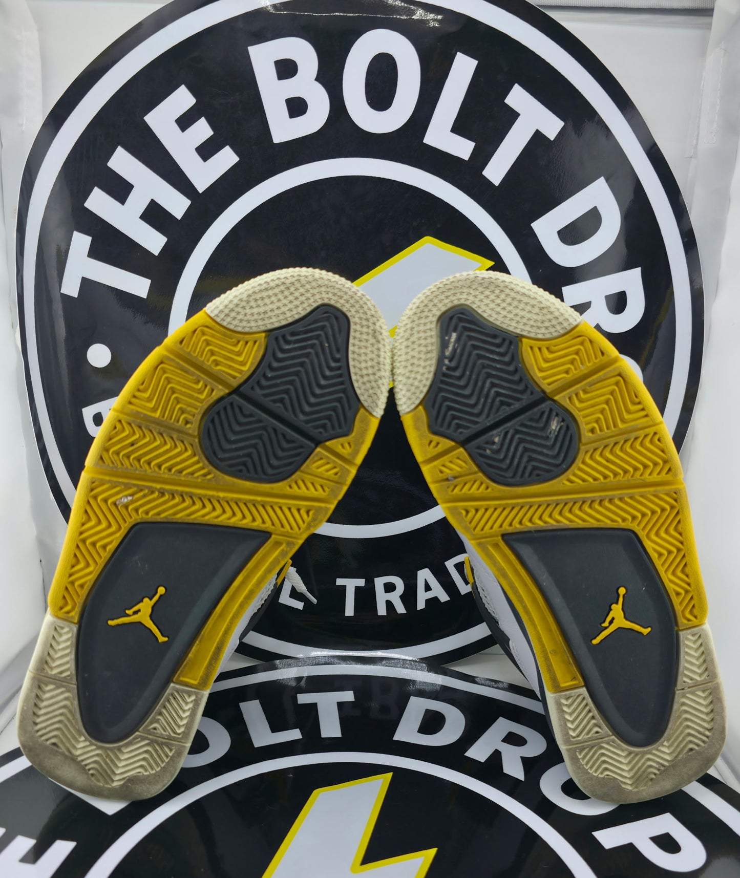 Nike Jordan 4 Retro - Vivid Sulfur - Size 6.5M / 8W