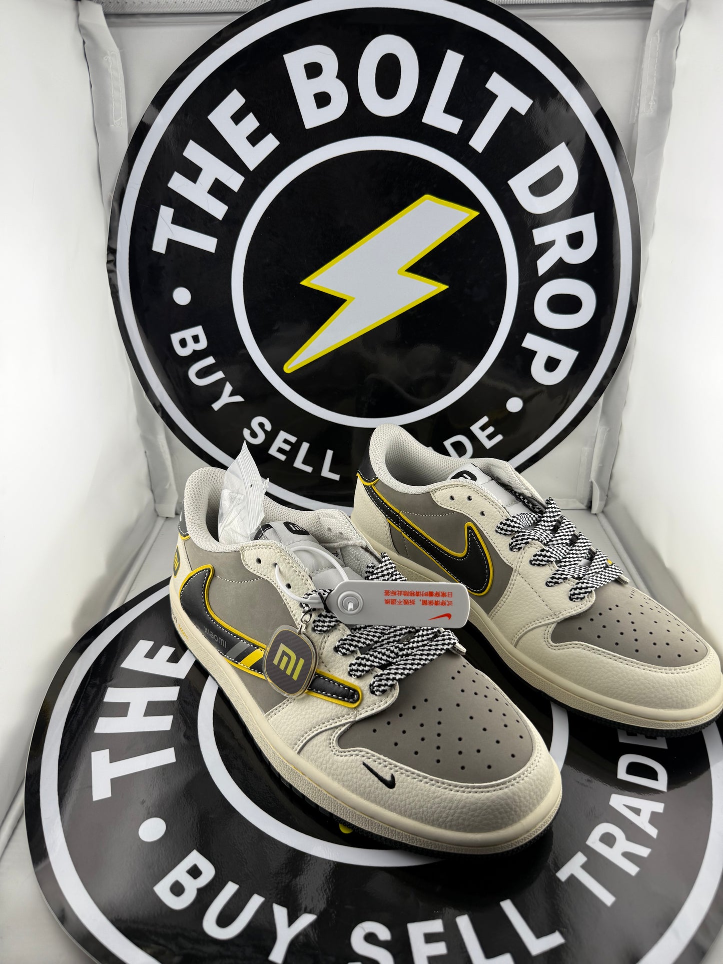 UA Jordan 1 Low - Travis Scott Xiaomi SU7 Ultra - Size 10M / 11.5W