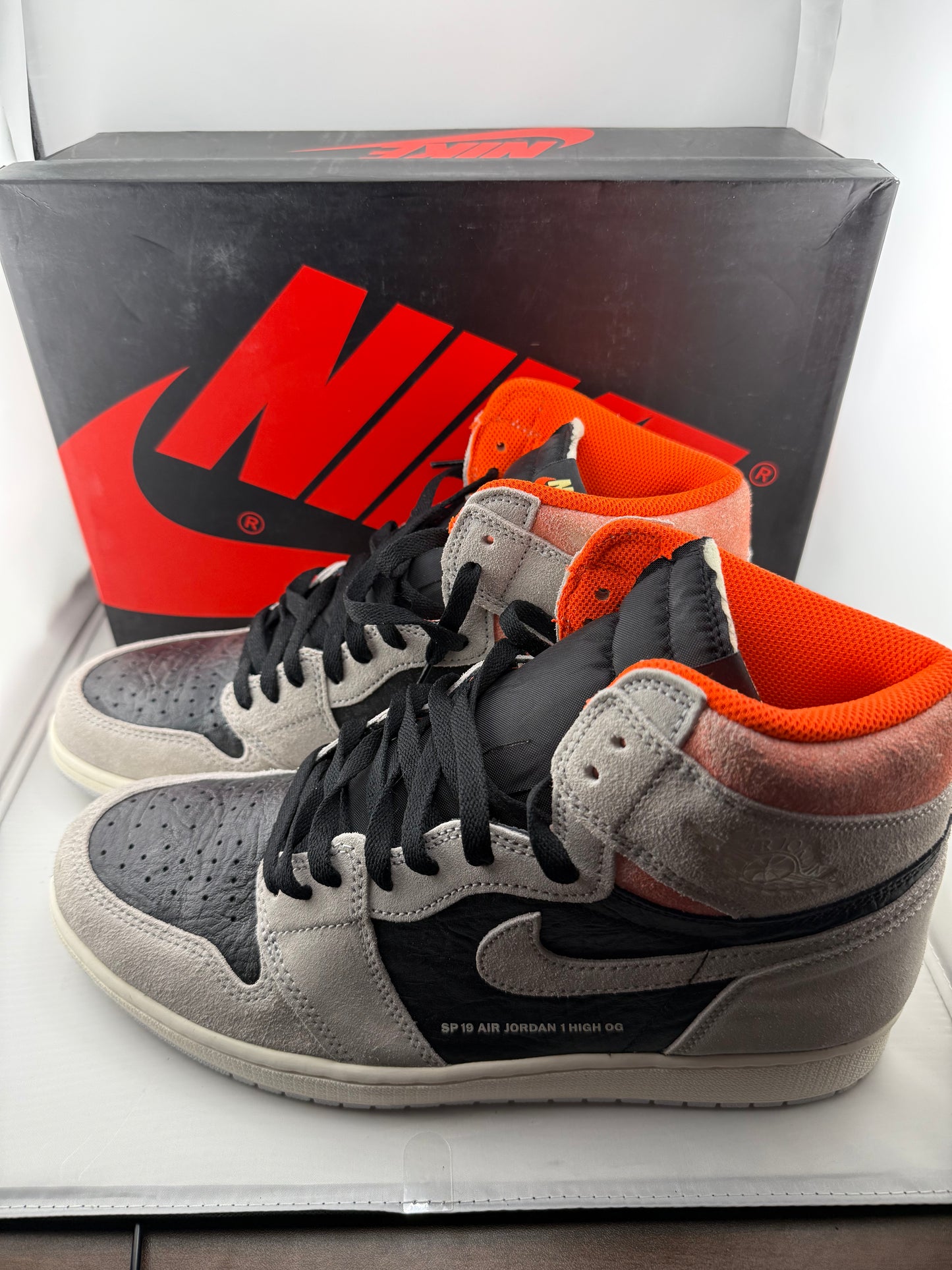 Nike Jordan 1 Retro High - Neutral Grey Hyper Crimson - Size 12M / 13.5W