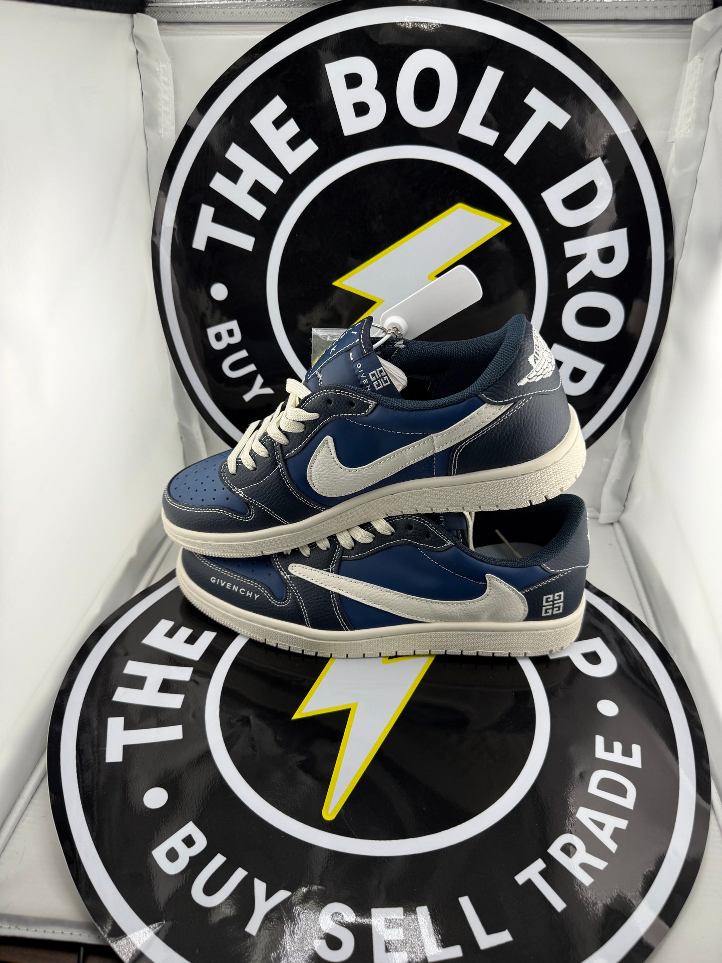 UA Jordan 1 Low - Travis Scott Reverse Mika Hako Givenchy - Size 9.5M / 11W