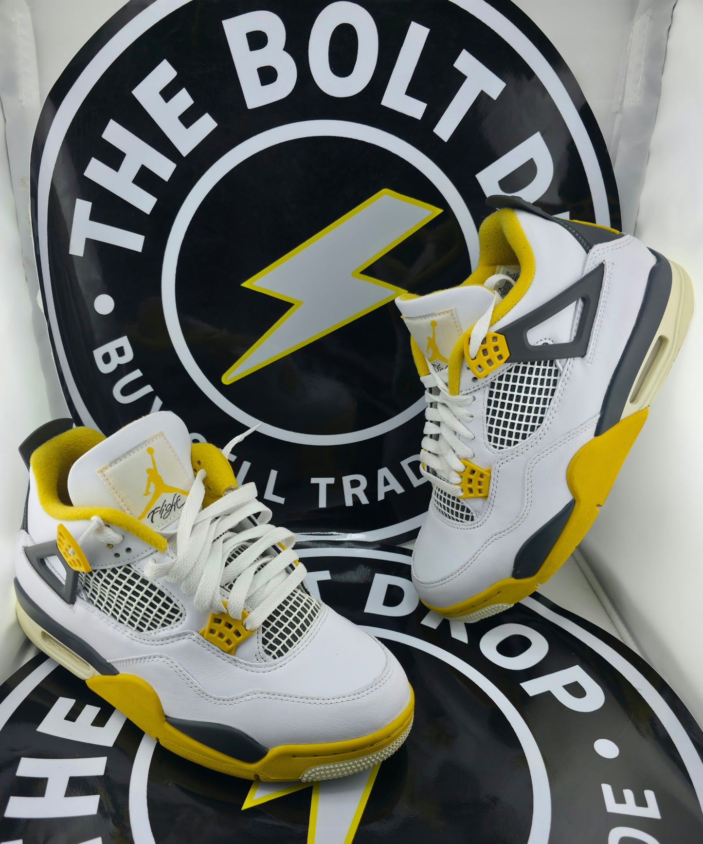 Nike Jordan 4 Retro - Vivid Sulfur - Size 6.5M / 8W