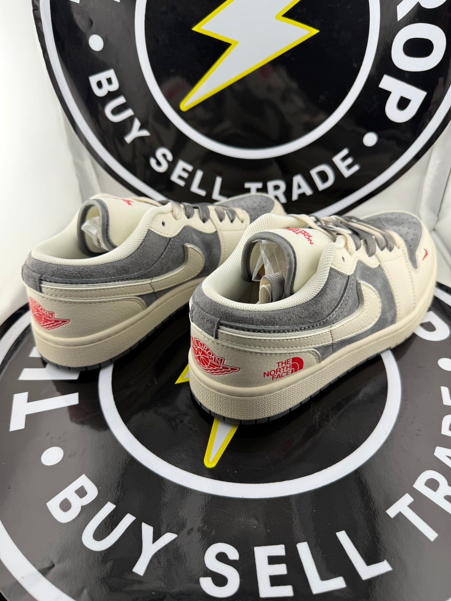UA Jordan 1 Low - The North Face - Size 8M / 9.5W