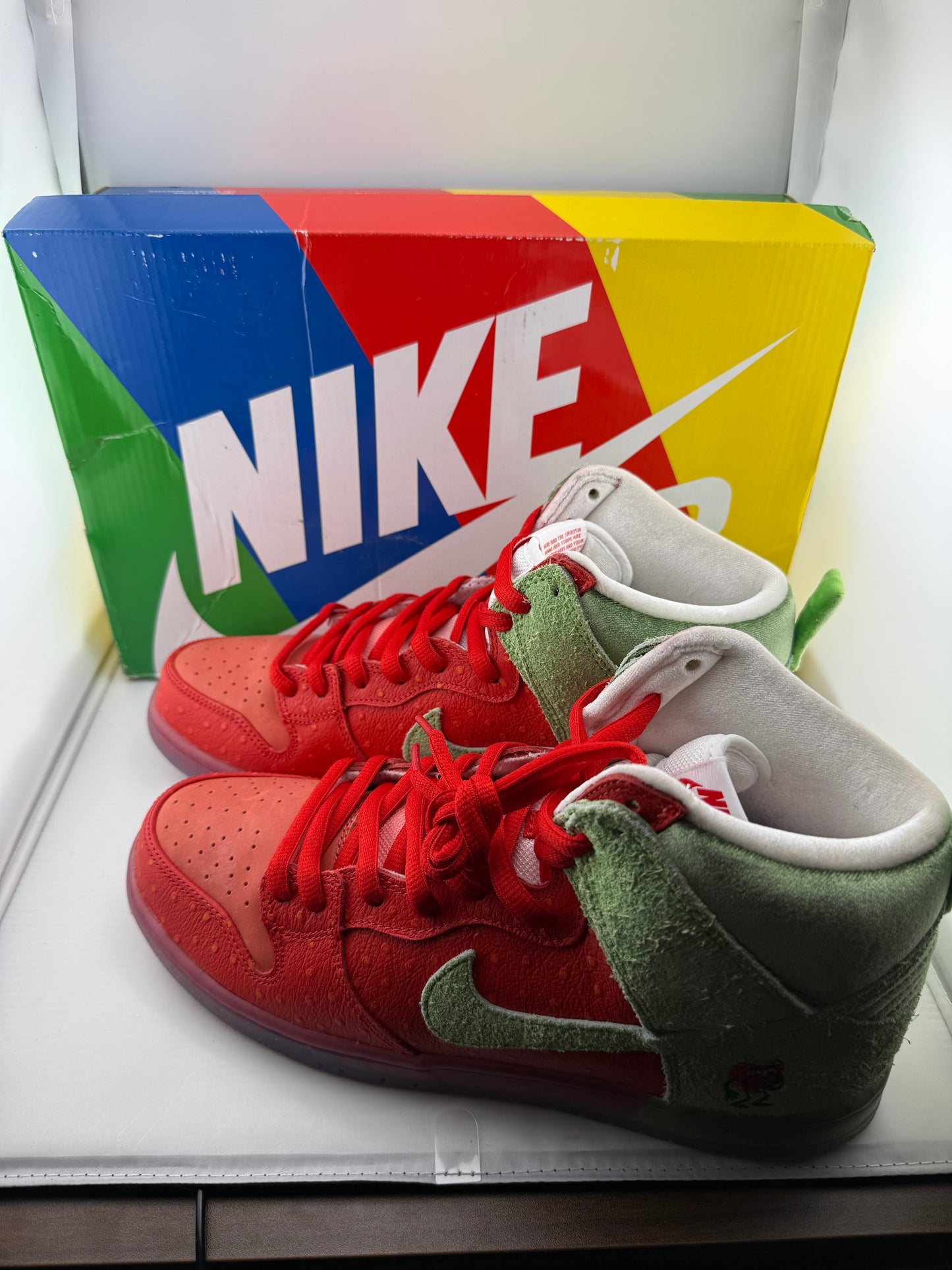 Nike SB Dunk High - Strawberry Cough - Size 10.5M / 12W
