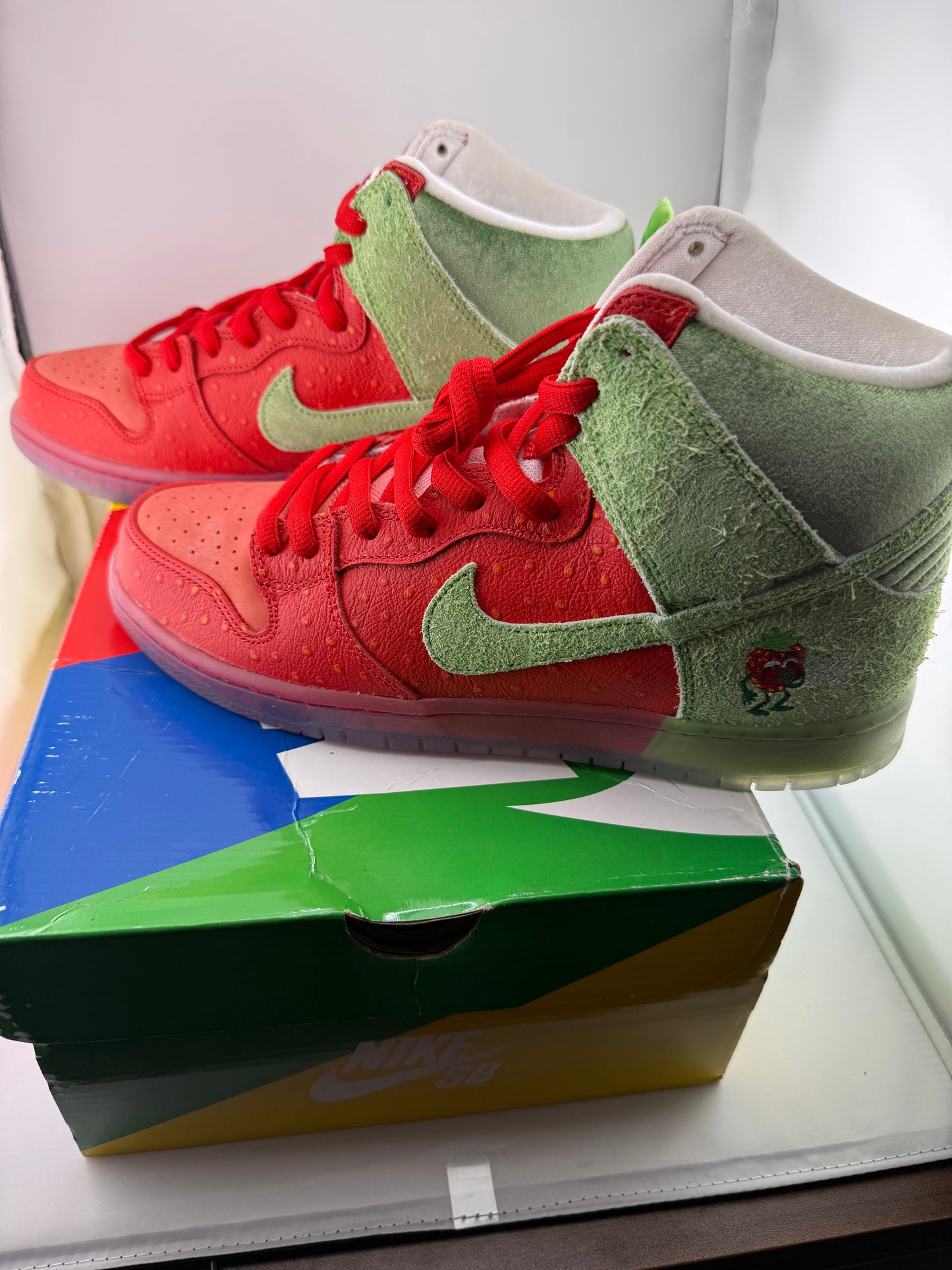 Nike SB Dunk High - Strawberry Cough - Size 10.5M / 12W